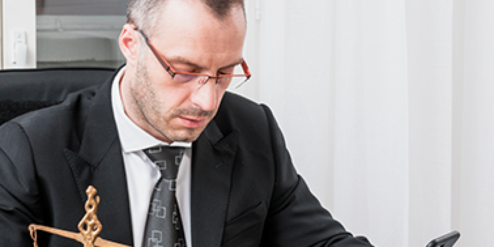 Spondon alo er majhe je adhar